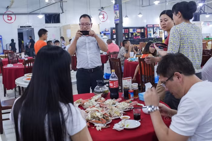 Chi phí dịch vụ này là 10 nhân dân tệ cho 20 con ghẹ và 5 nhân dân tệ mỗi lần đưa tận miệng.