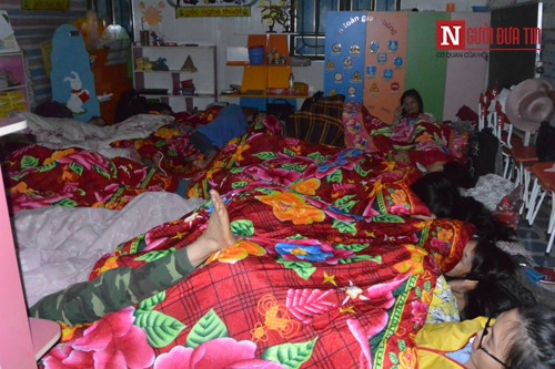 Thuc hu vu nu phuot thu to bi xe ep ngu chung leu-Hinh-4