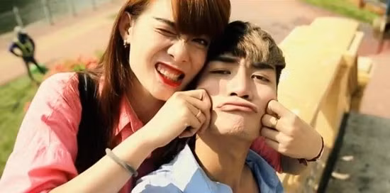 BB Trần - Kim Nhã là thành viên chủ chốt của nhóm hài đình đám BB&amp;BG. Không chỉ hợp nhau về tính cách, gu thời trang, cặp hot teen Việt này còn trở thành "cặp bài trùng" trong diễn xuất. Vừa qua, Kim Nhã lên xe hoa, nhưng không vì vậy mà họ kém thân thiết. Trong MV Giữ em đi (Thùy Chi), đôi bạn vào vai người yêu của nhau, thể hiện những phân cảnh khá thân mật. Ảnh: FBNV.