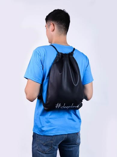 Ngoài ra, bộ sản phẩm còn bao gồm chiếc huy hiệu, balo rút...