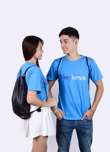 Hot girl Viet - hot boy Ukraine dien dong phuc tan sinh vien