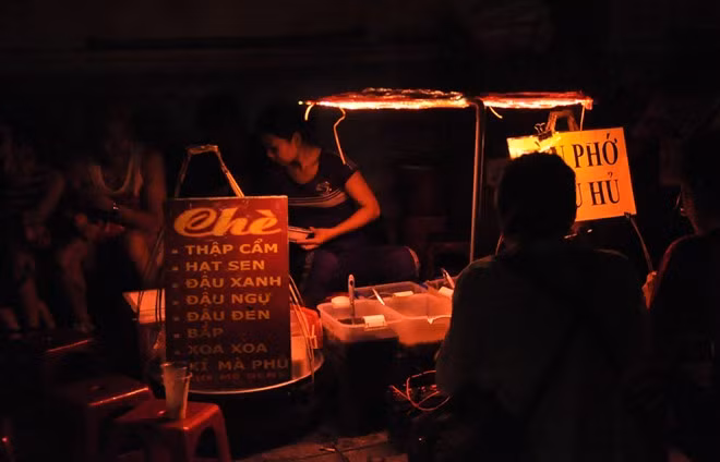 Ngoài việc được thả hoa đăng, chiêm ngưỡng đèn lồng, du khách đến với Hội An cũng không quên thưởng thức nhiều món ăn, quà vặt nổi tiếng nơi đây. Đó là món cao lầu, tào phớ, các món chè, bánh...