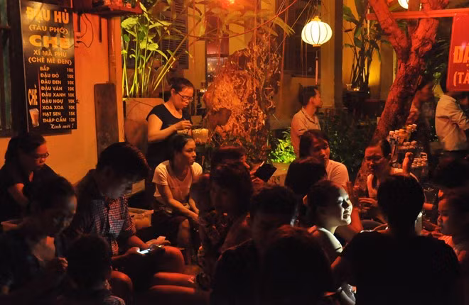 Trong khi đó, hàng quán tại các tuyến phố ken đặc du khách.