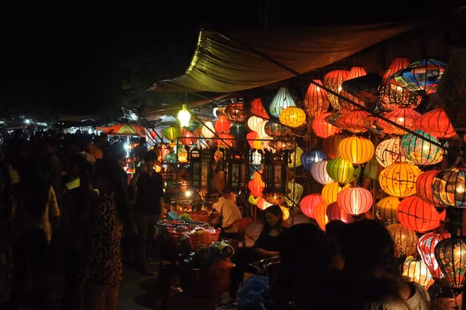 Chợ đêm trong dịp lễ Vu lan. Chương trình tắt đèn phố cổ, thắp đèn lồng và thả hoa đăng ở Hội An thường diễn ra trong hai ngày 14 và 15 Âm lịch hàng tháng.