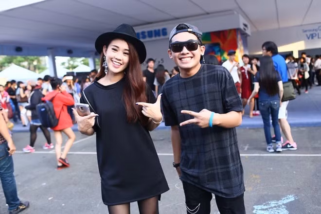 Phở Đặc Biệt - Ngọc Thảo là hai hot teen nổi tiếng của nhóm hài Thích ăn phở. Với vẻ ngoài trẻ trung, năng động, cùng khiếu hài hước, họ là một trong những cặp đôi được giới trẻ yêu thích nhất hiện nay. Việc thường xuyên sánh đôi trong các sản phẩm hài, sự kiện khiến cả hai vướng phải nghi vấn tình cảm. Trước tin đồn, Thảo và Phở đều khẳng định, họ chỉ là bạn bè thân thiết. Ảnh: Thành Luân.