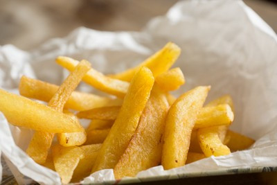 Sữa và kem. Sữa là nguồn protein và carbohydrate tốt tự nhiên, chưa kể đến các chất dinh dưỡng quan trọng khác cũng rất hữu ích. Hãy chắc chắn rằng, bé của bạn uống ít nhất 2 ly sữa mỗi ngày, gồm các loại sữa, kem, ngũ cốc, sinh tố… Hãy cho trẻ ăn kem tươi được làm từ sữa nguyên chất, thêm sữa vào ngũ cốc hay sa lát trái cây cho trẻ.