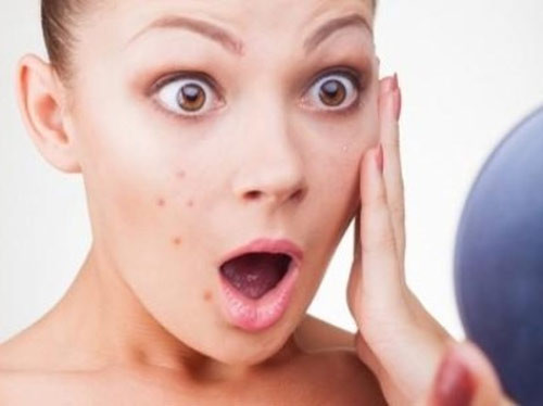 Dị ứng đu đủ thường có các triệu chứng sau: sưng miệng, ngứa xung quanh mặt và cổ họng, phát ban trên lưỡi, chóng mặt, nhức đầu, đau bụng, khó thở và khó nuốt.