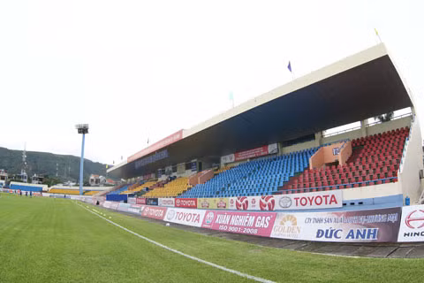 Các khán đài được trang hoàng, rửa sạch bùn đất sau trận lũ. Và nhìn hình ảnh này ít ai có thể hình dung chỉ cách đây vài ngày nơi đây đang hứng chịu trận ngập lụt lịch sử.