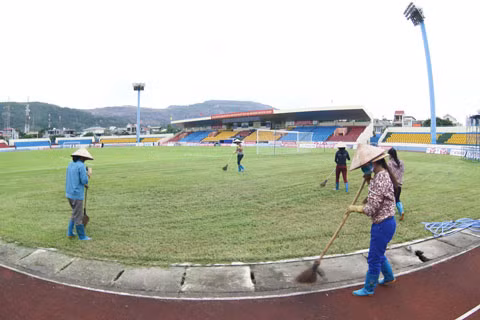 Chiều ngày 4/8, BTC sân đã huy động nhân viên cắt tỉa lại mặt cỏ cũng như cọ rửa các hàng ghế trên 4 mặt khán đài.