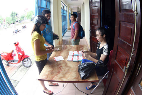 Sau hai lần trận đấu bị hoãn, BTC địa phương đã tiến hành bán vé cho NHM vào sân xem trận đấu giữa Than Quảng Ninh và HAGL.