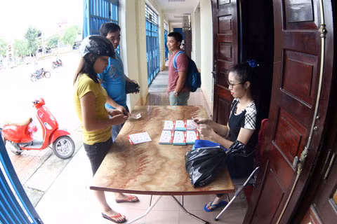 Sau hai lần trận đấu bị hoãn, BTC địa phương đã tiến hành bán vé cho NHM vào sân xem trận đấu giữa Than Quảng Ninh và HAGL.