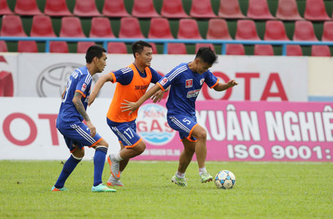 HAGL có buổi tập đầu tiên tại sân Cẩm Phả sau khi có mặt tại đây từ cách đây hai ngày. Mặt sân khá tốt nên các cầu thủ HAGL đã dẹp bỏ nỗi lo sân xấu.