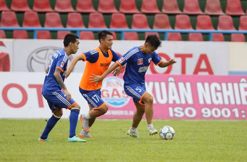 HAGL có buổi tập đầu tiên tại sân Cẩm Phả sau khi có mặt tại đây từ cách đây hai ngày. Mặt sân khá tốt nên các cầu thủ HAGL đã dẹp bỏ nỗi lo sân xấu.