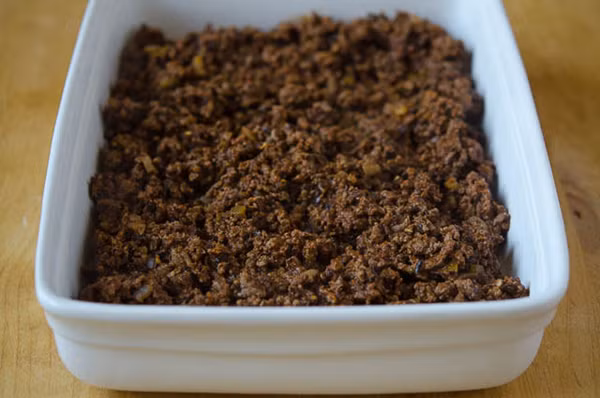 Bước 2: Tiến hành gieo hạt. Bạn nên dùng những vật dụng nhỏ hẹp để gieo mầm. Bởi, nếu bạn gieo trong chậu to thì lượng đất và nước quá nhiều, đất có thể bị lạnh và ảnh hưởng đến sự nảy mầm cũng như sự phát triển của cây sau này. Lưu ý, nên để ở nơi có bóng râm.