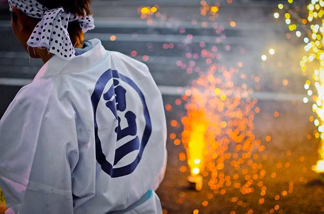 Vào ngày diễn ra lễ hội Nhật Bản đặc sắc này, các đường phố được dọn dẹp, hoạt động giao thông tạm ngừng để mọi người có thể thoải mái diễu hành với đèn lồng và cồng chiêng huyên náo.