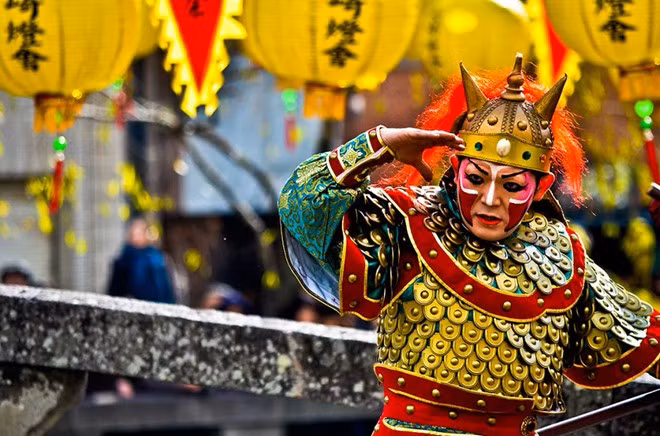 Tết âm lịch truyền thống: Người Nhật chuẩn bị đón năm mới vào nửa cuối tháng 12. Họ dọn dẹp, trang trí nhà cửa, thờ cúng thần linh và tổ tiên.