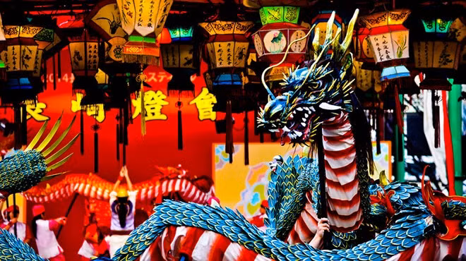 Sáng 1/1, các gia đình đều làm lễ đón mừng năm mới. Đầu tiên là rượu mừng năm mới trừ tà khí trong năm, và để kéo dài tuổi thọ. Tiếp đến là món ăn ngày Tết sau khi cúng Thần Năm mới. Tục lệ mừng tuổi cho trẻ em hoặc tặng quà giữa những người thân trong gia đình hay trong dòng họ, bạn bè cũng được tiến hành kể từ sau giao thừa.