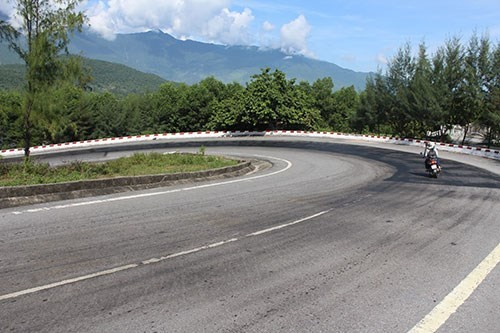 Để đến được Hải Vân quan du khách phải chinh phục nhiều đoạn đường cheo leo hiểm trở, “thót tim” với những khúc cua “tử thần”.