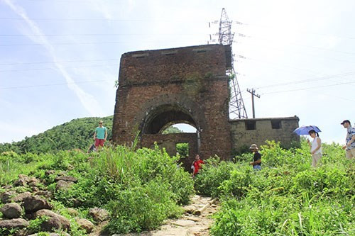  Hải Vân Quan nằm trên một địa thế khá lý tưởng, đồi núi cheo leo, khúc khuỷu, khí hậu mát mẻ quanh năm.