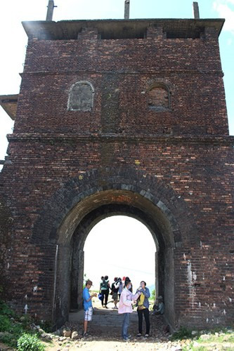 Cửa trông về phủ Thừa Thiên đề ba chữ "Hải Vân Quan", cửa trông xuống Quảng Nam đề "Thiên hạ đệ nhất hùng quan".