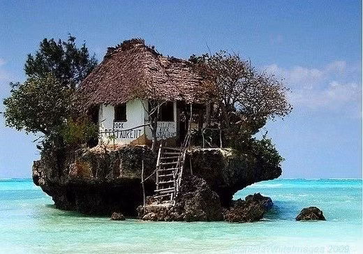 Nhà hàng Rock Restaurant, Zanzibar, Tanzania: Rock Restaurant là một trong số những nhà hàng nổi tiếng nhất khu vực này không chỉ với thức ăn, dịch vụ và phong cảnh thiên nhiên, mà còn bởi vị trí độc lạ của nó. Nhà hàng có dịch vụ đón khách từ đất liền những khi thủy triều lên.