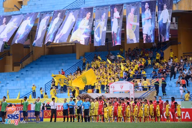 Bên cạnh những hình ảnh chưa đẹp, trên khán đài V.League vòng 21 có vài điểm sáng. CĐV và lãnh đạo CLB Hà Nội T&amp;T đã in ảnh các cầu thủ treo trên khán đài sân Hàng Đẫy nhằm cổ vũ đội nhà trong trận hòa 2-2 trước đương kim vô địch Bình Dương. Ảnh: Anh Tuấn.