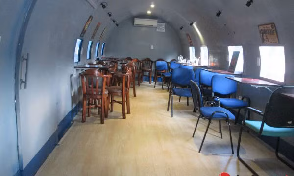 Bên trong cà phê Bay có diện tích 31m2, chiều dài của máy bay hơn 11m. Vỏ của máy bay được làm từ chất liệu nhựa xốp. Phần đầu máy bay được thiết kế như một khoang lái. Bên trong có những bức tranh bằng giấy ép được anh mang từ Hungary về. Tất cả cho khách hàng cảm giác như đang được trải nghiệm trên máy bay thật.