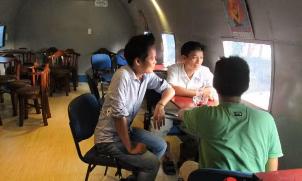 “Khi bắt tay vào thực hiện mô hình này mình luôn mong muốn sẽ khiến khách cảm nhận giống như đang ngồi trên chiếc máy bay thật, cảm giác như đang bay thật. Thực ra quán vẫn chưa được hoàn thiện hết ý tưởng, rất nhiều thứ mình vẫn đang tiếp tục làm. Khi hoàn thiện, bên dưới sẽ được thiết kế như một phòng chờ, có quầy check-in, trần nhà giống như bầu trời và có nhiều hình ảnh liên quan đến du lịch…” anh Thanh chia sẻ.