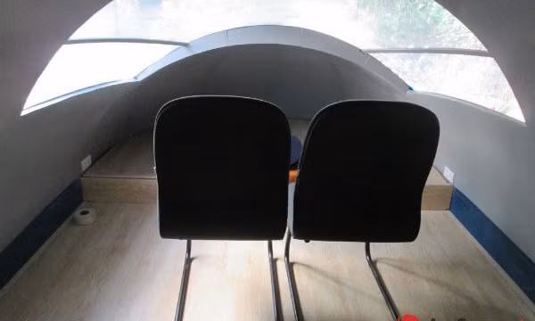 Phần đầu "máy bay" được thiết kế như một khoang lái.