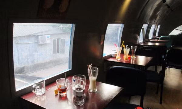 Khách có thể quan sát xung quanh qua những ô cửa kính. Nhờ có những ô cửa kính nên không khí trong "máy bay" không hề ngột ngạt.