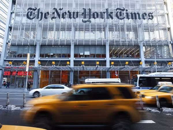 Bắt đầu bước chân vào Mỹ năm 2009, ông đã cho tờ The New York Time vay 250 triệu USD với lãi suất 14%. Ông chỉ coi đây là một sự hợp tác liên doanh chứ không phải một bước đột phá trong báo chí. Và hiện nay, Slim là cổ đông lớn nhất của tờ báo này.