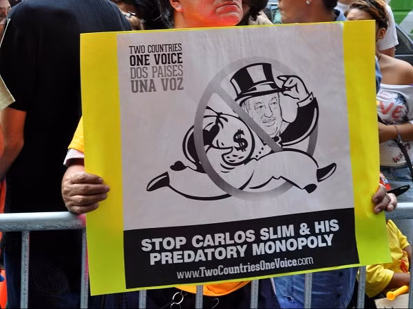 Mặc dù bị giới không ủng hộ chỉ trích độc tài và thao túng giá cả, tỷ lệ thất nghiệp song Slim không hề bận tâm. Ông cho rằng: “Nếu bạn sống vì quan điểm của người khác, bạn sẽ chết. Tôi sống không quan tâm đến việc người khác nghĩ gì về mình”.