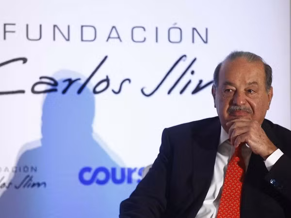 Slim cũng cho biết mục tiêu lớn nhất của đời mình là xóa đói giảm nghèo, ông coi đây là trách nhiệm của một doanh nhân. Ông tiết lộ kế hoạch đầu tư hơn 4 tỷ đồng của mình vào nhiều ngành công nghiệp Mexico trong năm 2015 và cũng đã nhận được nhiều khen thưởng cho hoạt động từ thiện.