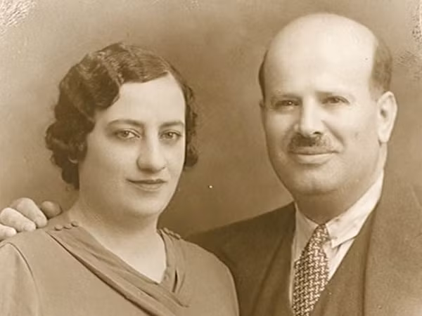 Cha mẹ của người giàu nhất Mexico là người Leban nhập cư vào Mexico trước khi ông được sinh ra. Ông được giáo dục và thừa hưởng tài năng từ cha mẹ . Ngay từ nhỏ Slim đã đọc và tiếp xúc tài liệu liên quan đến tài chính, đầu tư. Đến giờ, Slim vẫn gìn giữ ngôi nhà thời thơ ấu và để ảnh cha trên bàn làm việc. Sau khi chuyển tới Mexico, cha của Slim thành công cả trên thị trường bán lẻ và bất động sản. Qua đời vào năm 1953, ông đã để lại sự nghiệp kinh doanh cho con trai mình là Carlos.