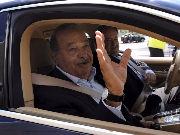 Mặc dù vô cùng giàu có nhưng Slim không có bất cứ du thuyền hay máy bay nào. Ông sống khá giản dị. Slim chủ yếu đầu tư vào các doanh nghiệp hoặc làm từ thiện. Ông có một bộ ly rượu Baccarat được khắc bằng tay đã được sở hữu bởi Chủ tịch trước của Mexico.