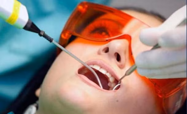 Trong khi đó, nhổ răng là kỹ thuật xâm lấn đau đớn và ảnh hưởng trực tiếp đến xương ổ răng. Người đang ốm hay mới ốm dậy không có đủ sức khỏe để chống chọi được sự đau đớn sau khi răng được lấy ra khỏi tổ chức rắn chắc của nó. Việc nhổ răng có thể ảnh hưởng xấu đến sức khỏe nói chung. Khi nhổ răng thường gây chảy máu, sưng, viêm sốt.