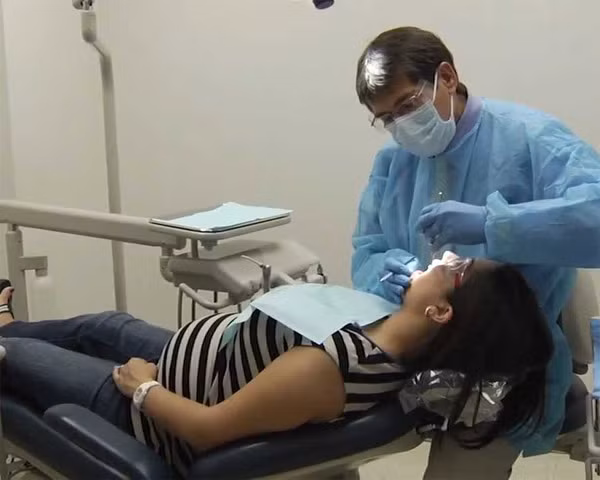 4. Phụ nữ mang thai. Những phụ nữ mang bầu có nguy cơ cao mắc các bệnh về răng miệng do lượng canxi trong cơ thể thay đổi liên tục. Tuy nhiên, trong thời gian mang thai không nên nhổ răng vì có thể gây nhiễm trùng huyết ảnh hưởng đến thai nhi. Nếu bị đau nhức răng hàm, bạn có thể uống thuốc kháng sinh do bác sĩ nha khoa chỉ định để giảm đau nhức, tuyệt đối không được tự ý sử dụng thuốc dễ ảnh hưởng đến thai nhi. 