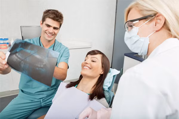 2. Răng đang bị viêm. ThS.BS Nguyễn Vũ Trung cho biết, cần tránh đi nhổ răng trong những thời điểm khi răng đang viêm. Bệnh nhân nên làm các xét nghiệm máu, chụp X-quang theo chỉ định trước can thiệp. Trình bày các bệnh lý toàn thân cũng như các thuốc đang sử dụng hiện có cho bác sĩ nhổ răng biết.