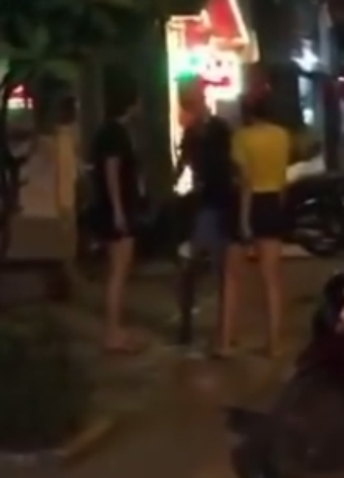 Nam thanh nien bi me ban gai danh vi di choi dem