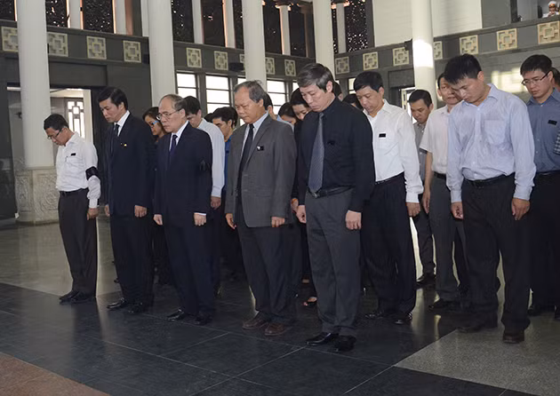 Lanh dao Dang, Nha nuoc den vieng Nha bao Huu Tho-Hinh-4