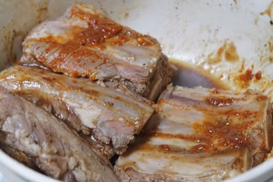 Không trộn đều gia vị. Một là bạn không ướp đủ gia vị, hai là bạn ướp gia vị không đều. Hai điều này đều khiến món thịt nướng của bạn không được thơm ngon và hấp dẫn.