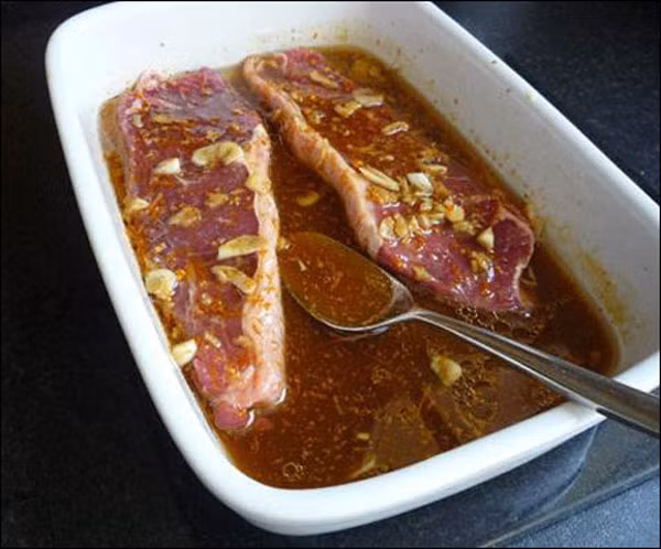  Ông Oliva khuyên rằng bạn nên tẩm ướp đều bằng cách lắc đi lắc lại và tìm đủ các loại nguyện liệu thật hấp dẫn mà bạn thích.