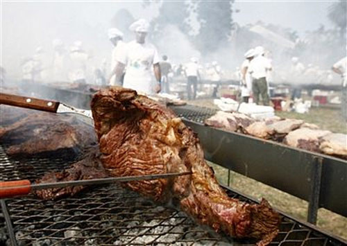 Đừng lật miếng thịt quá nhiều lần. Thói quen của rất nhiều người là khi đang nấu cứ lật đi lật lại miếng thịt. Tuy nhiên, điều này thật sự không tốt. 