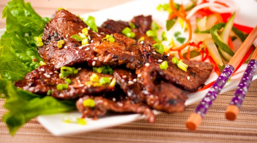 Quên rắc thêm gia vị trước khi ăn. Rất nhiều gia vị đã biến mất trong quá trình nấu nướng, thế nên trước khi ăn bạn hãy rắc thêm lên miếng thịt một chút gia vị khiến nó trở nên đậm đà và hấp dẫn.