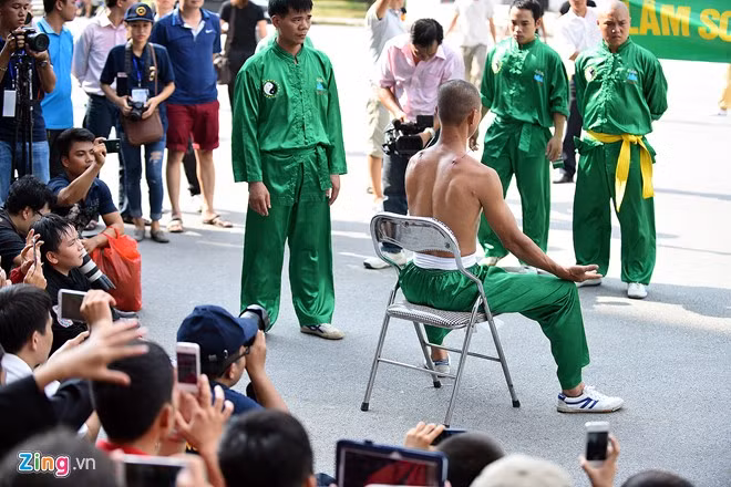 Sau khi thực hiện xong tiết mục, võ sư đến từ môn phái Lâm sơn động ngồi nghỉ 5 phút. Sau đó anh được những người hỗ trợ rút hai chiếc đinh ra ngoài.