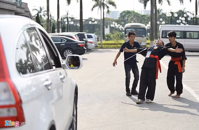 Tiết mục mạo hiểm móc sắt vào mắt kéo ô tô mang tên Nhãn bì lôi công.