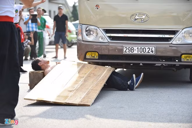 Đoàn võ thuật môn phái Hồng gia quyền, Liên Bang Nga trình diễn tiết mục Nằm trên thiết bản để xe ô tô 16 chỗ cán qua.