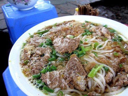  Bún riêu phố Quang Trung. Quán nằm gần ngã tư giao với Hai Bà Trưng, trước kia chỉ là một gánh bún vỉa hè tềnh toàng nhưng nổi tiếng là đắt và chất. Một bát bún riêu suông giá 30.000 đồng, thêm giò, thịt nữa là 50.000 đồng. Riêu "xịn", không pha nên nước canh ngọt thơm, còn thịt bò chỉ toàn lõi rùa hoặc bò bắp. Giờ quán đã có cửa hàng có biển hiệu đàng hoàng, phục vụ khách tốt và chu đáo hơn xưa. Địa chỉ: 2f Quang Trung, Hà Nội.