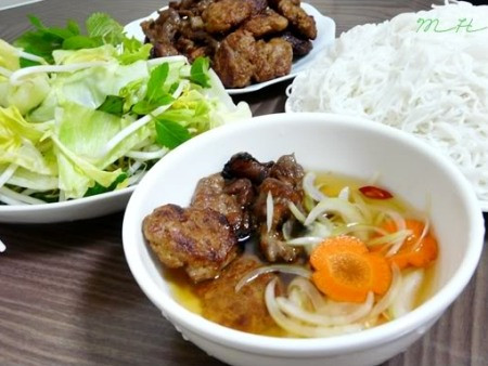  Bún chả Hàng Mành. Nằm ngay đầu phố Hàng Mành, bún chả Đắc Kim là địa chỉ quen thuộc của du khách ngoại quốc. Điểm nổi bật ở đây là sự cầu kỳ trong chọn nguyên liệu. Thịt lợn phải là ba chỉ hoặc nách, băm nhỏ bằng dao, tẩm ướp gia vị rồi mới nướng trên than. Mỗi suất nhiều thịt, giá 50.000 - 60.000 đồng. Địa chỉ: Số 1 Hàng Mành, Hà Nội