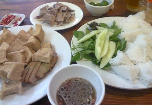  Bún đậu ngõ Phất Lộc. Nói đến bún đậu ngon, người ta thường nghĩ ngay đến quán của gia đình chị Hương ngõ Phất Lộc, từ thời mẹ chồng chị truyền lại đến nay đã hơn 40 năm. Bí quyết để có thương hiệu lâu năm ấy là ở loại đậu mơ mịn, thơm và béo ngậy làm ở làng Mai Động (nay thuộc quận Hoàng Mai, Hà Nội) và thứ mắm tôm được đặt mua tận trong Thanh Hóa với màu sắc tươi hồng hương vị đặc biệt, khác biệt so với những loại mắm khác. Địa chỉ: 49 ngõ Phất Lộc, Hà Nội.